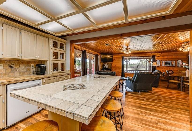 Broken Bow Cabin W/ Hot Tub & Fishing On Site!