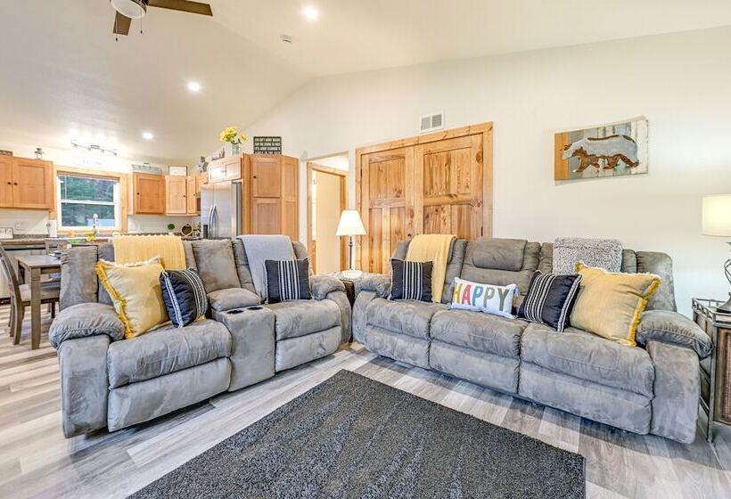 Castle Rock Lake Cabin: Water & Trail Access!