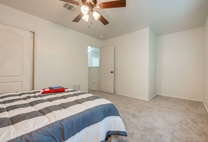 Charming Family Home W/ Yard   24 Mi To Austin!