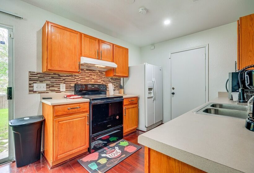 Charming Family Home W/ Yard   24 Mi To Austin!