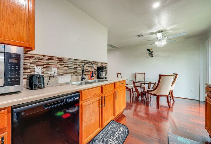 Charming Family Home W/ Yard   24 Mi To Austin!