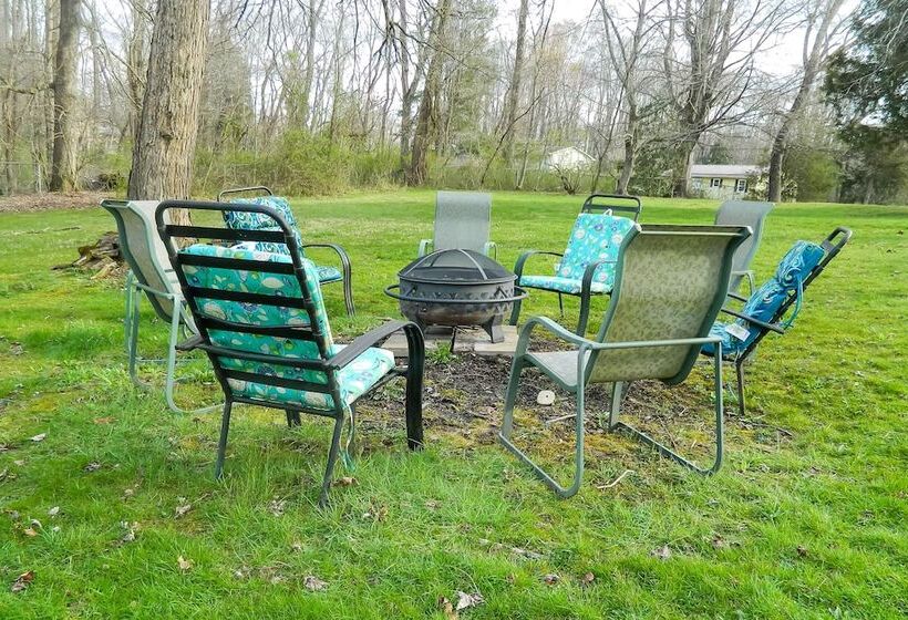 Charming Fayetteville Home W/ Deck & Grill!