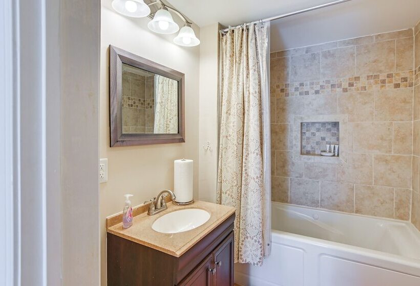 Charming Fayetteville Home W/ Deck & Grill!