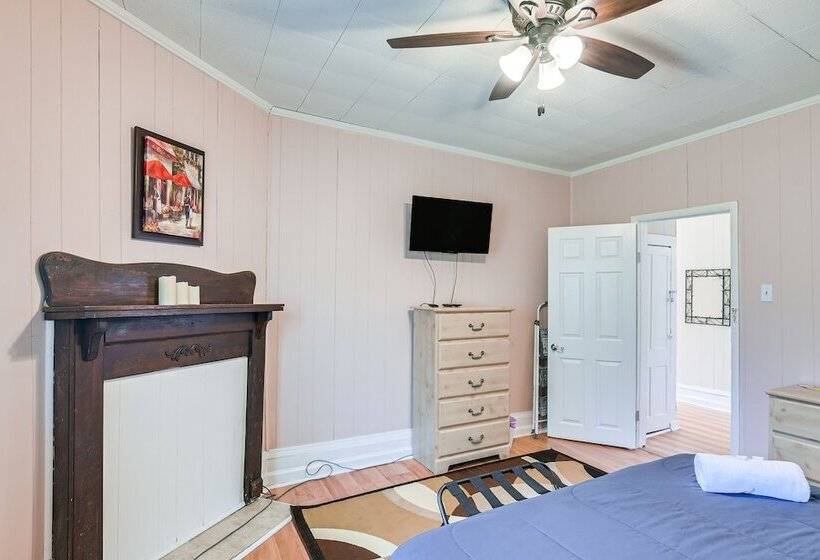 Charming Fayetteville Home W/ Deck & Grill!