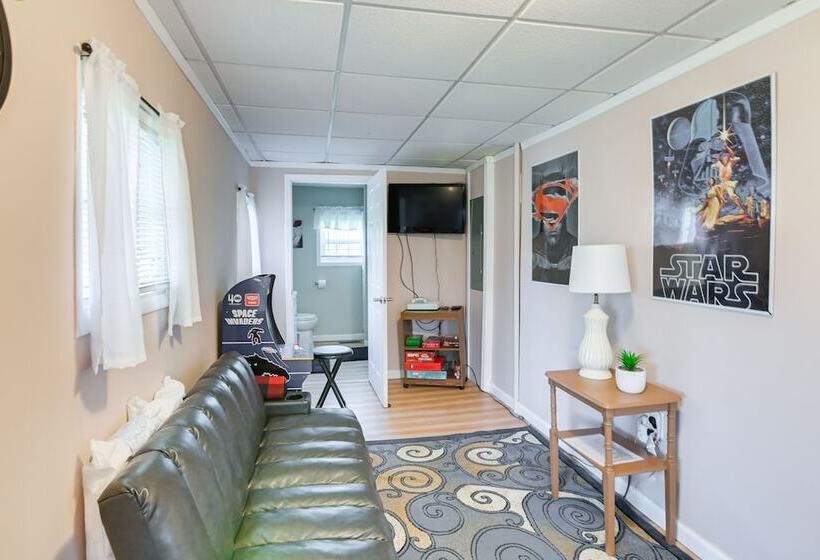 Charming Fayetteville Home W/ Deck & Grill!