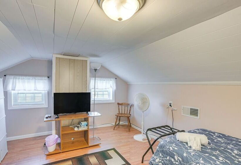 Charming Fayetteville Home W/ Deck & Grill!