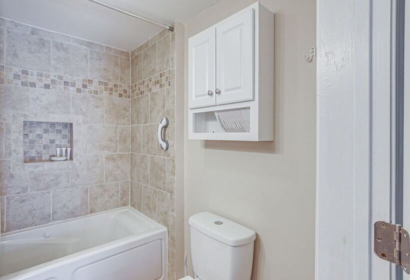 Charming Fayetteville Home W/ Deck & Grill!