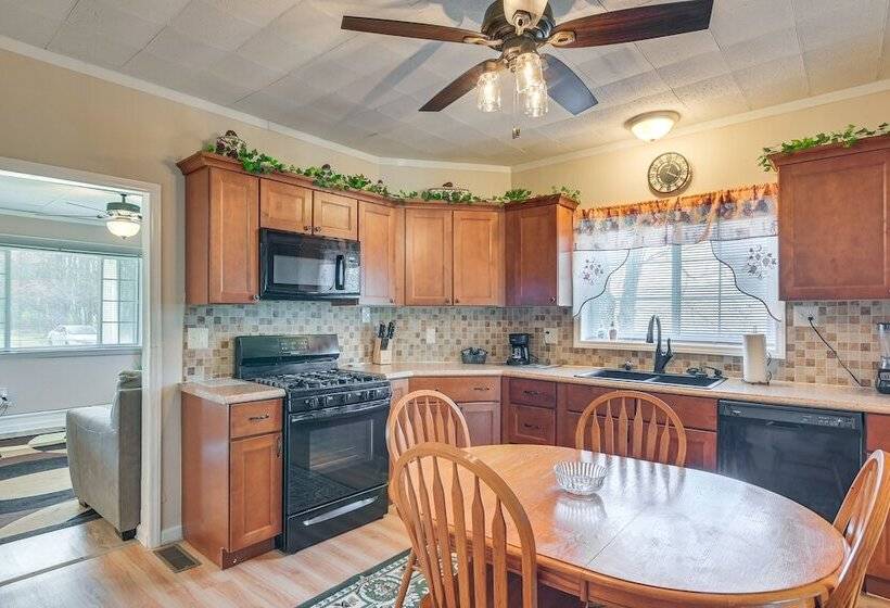 Charming Fayetteville Home W/ Deck & Grill!