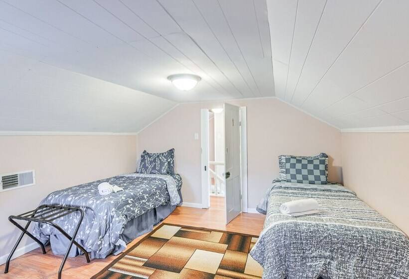 Charming Fayetteville Home W/ Deck & Grill!