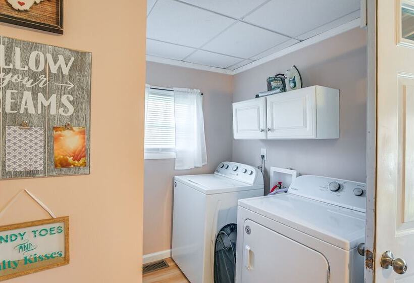 Charming Fayetteville Home W/ Deck & Grill!