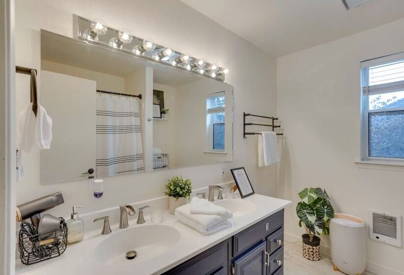 Charming Tacoma Vacation Rental: 2 Mi To Downtown!