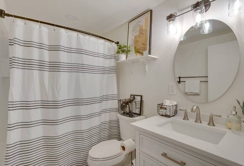 Charming Tacoma Vacation Rental: 2 Mi To Downtown!