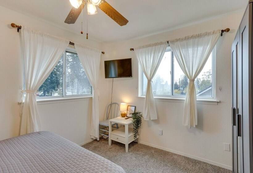 Charming Tacoma Vacation Rental: 2 Mi To Downtown!