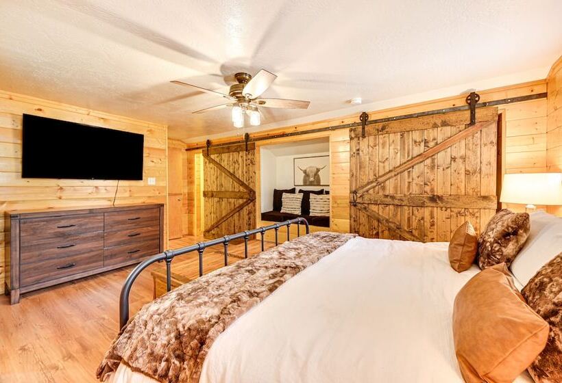 Forest Views & Fire Pit: Cozy Pine Cabin