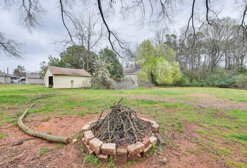 Cozy Charlotte Home W/ Fire Pit ~ 6 Mi To Uptown!
