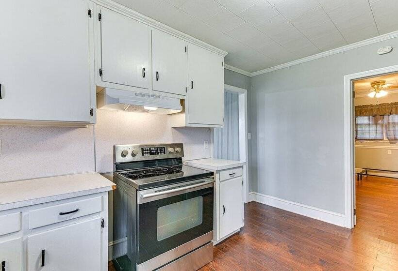 Cozy Charlotte Home W/ Fire Pit ~ 6 Mi To Uptown!