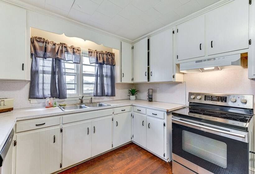 Cozy Charlotte Home W/ Fire Pit ~ 6 Mi To Uptown!