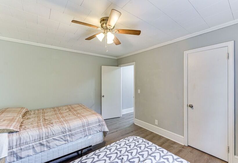 Cozy Charlotte Home W/ Fire Pit ~ 6 Mi To Uptown!