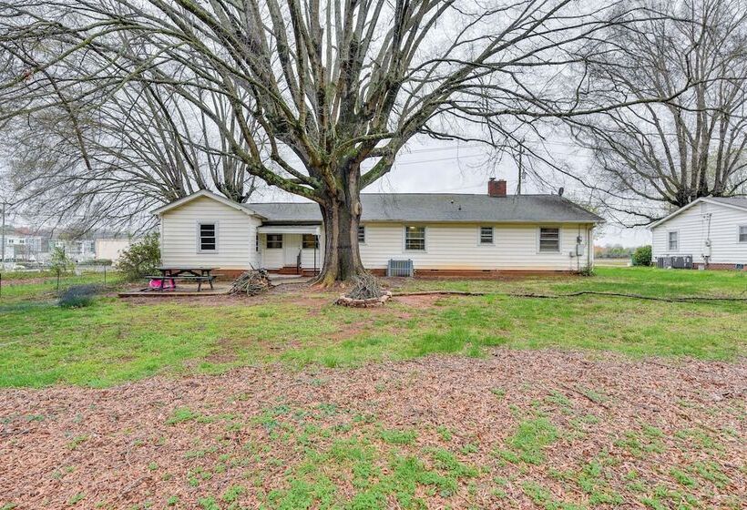 Cozy Charlotte Home W/ Fire Pit ~ 6 Mi To Uptown!