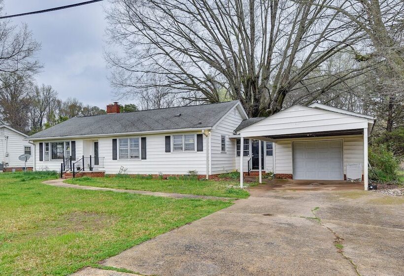 Cozy Charlotte Home W/ Fire Pit ~ 6 Mi To Uptown!