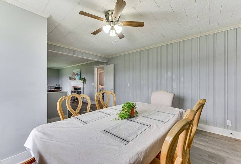 Cozy Charlotte Home W/ Fire Pit ~ 6 Mi To Uptown!