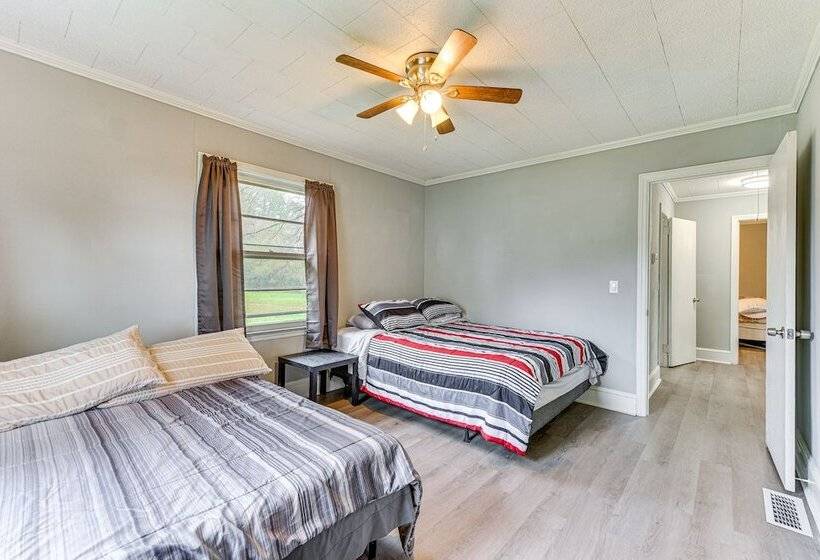 Cozy Charlotte Home W/ Fire Pit ~ 6 Mi To Uptown!