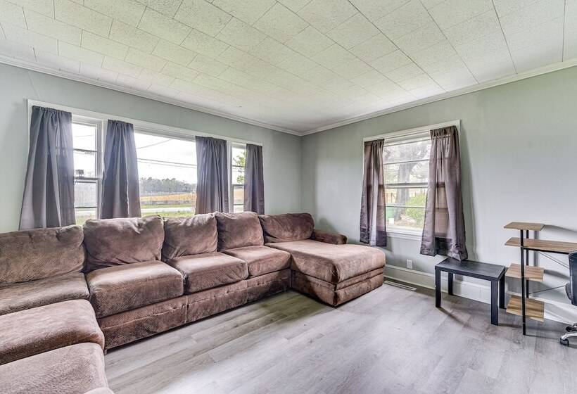 Cozy Charlotte Home W/ Fire Pit ~ 6 Mi To Uptown!