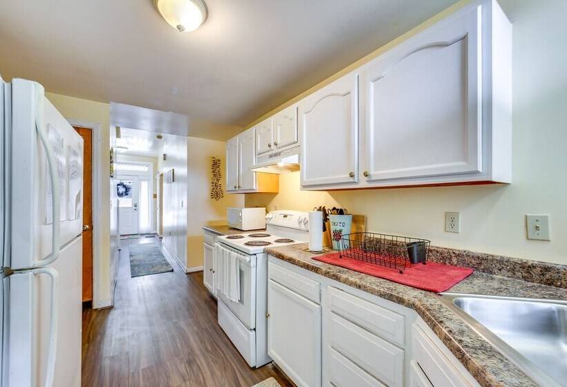 Cozy East Pittsburgh Home   7 Mi To Frick Park!