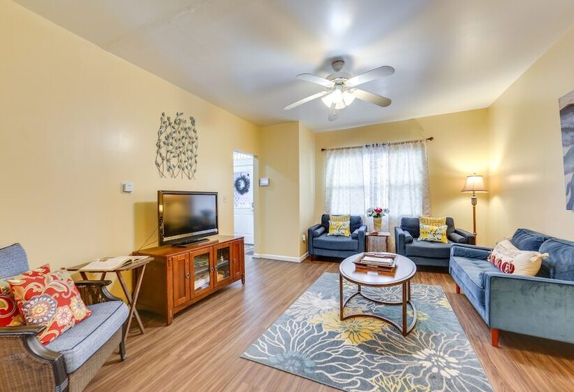 Cozy East Pittsburgh Home   7 Mi To Frick Park!