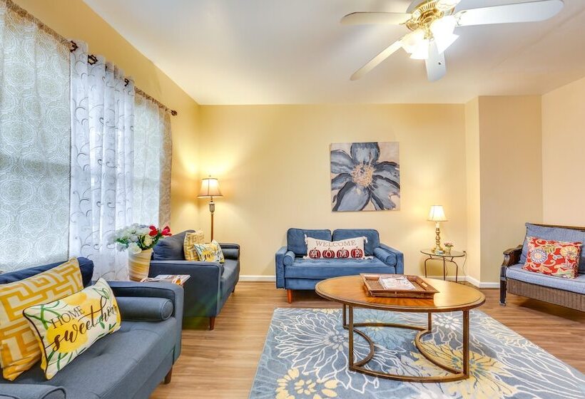 Cozy East Pittsburgh Home   7 Mi To Frick Park!