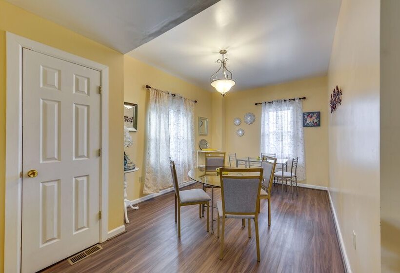 Cozy East Pittsburgh Home   7 Mi To Frick Park!