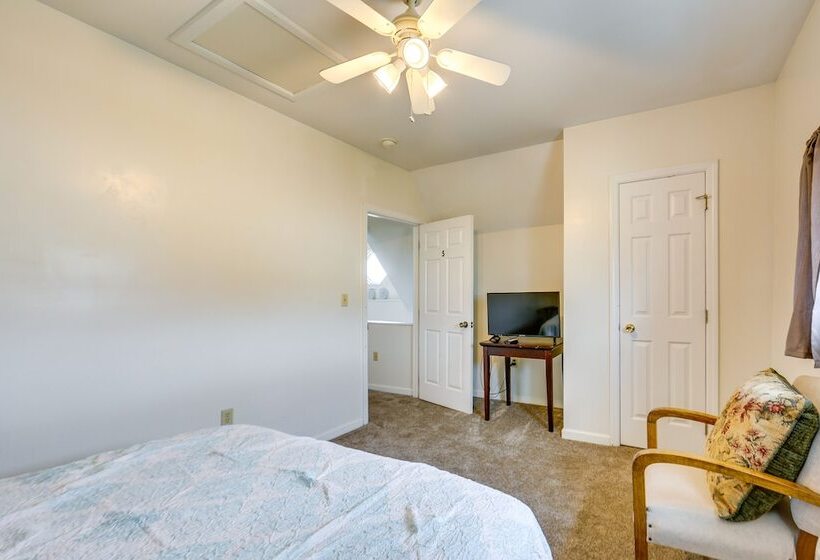 Cozy East Pittsburgh Home   7 Mi To Frick Park!