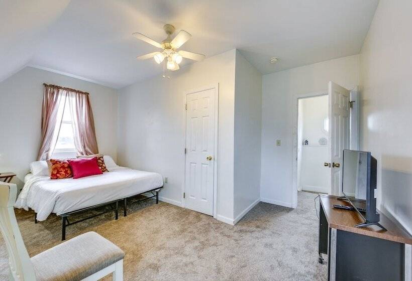 Cozy East Pittsburgh Home   7 Mi To Frick Park!