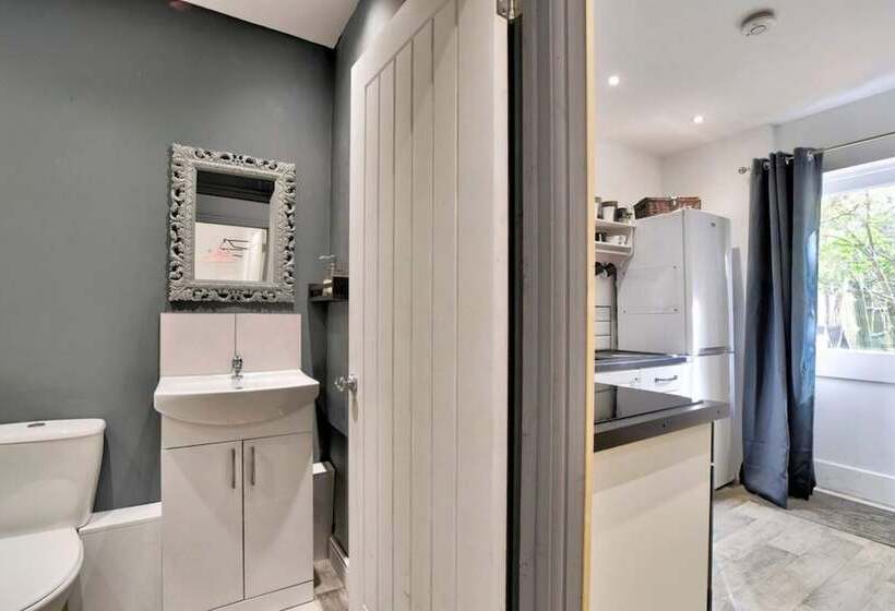 Cozy Guest Lodge With A Large Secluded Garden