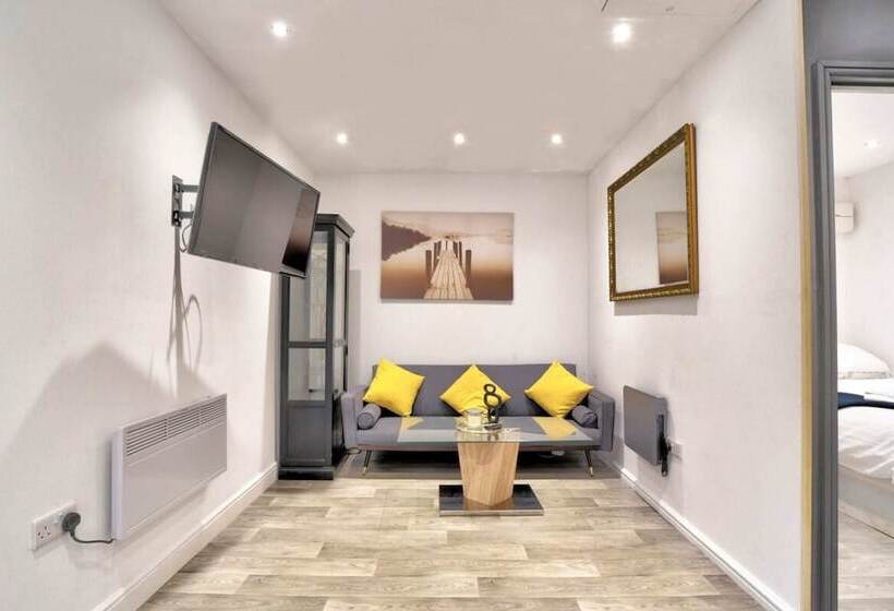 Cozy Guest Lodge With A Large Secluded Garden