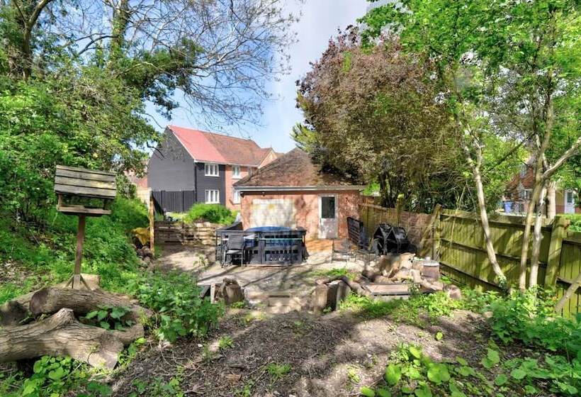 Cozy Guest Lodge With A Large Secluded Garden