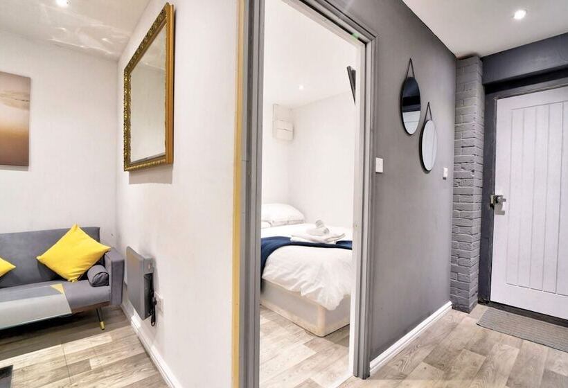 Cozy Guest Lodge With A Large Secluded Garden