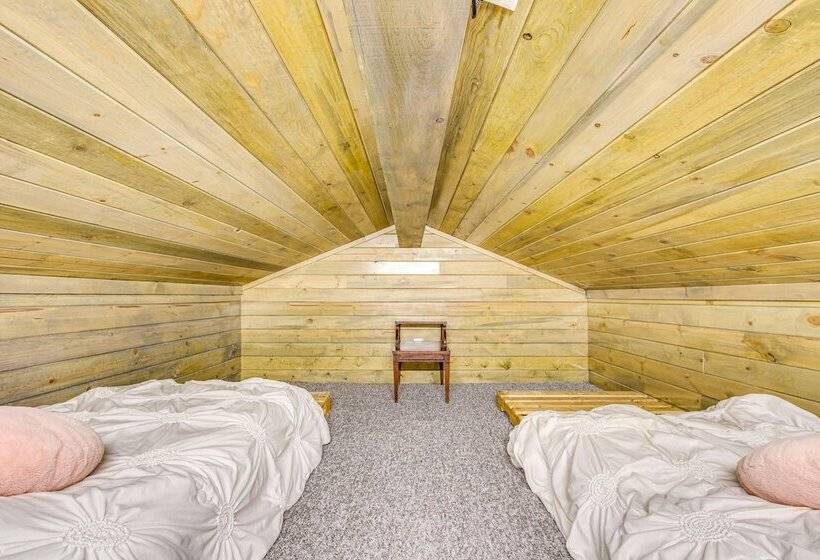 Cozy Mississippi Cabin W/ Covered Porch & Grill!