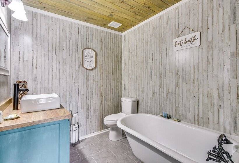 Cozy Mississippi Cabin W/ Covered Porch & Grill!