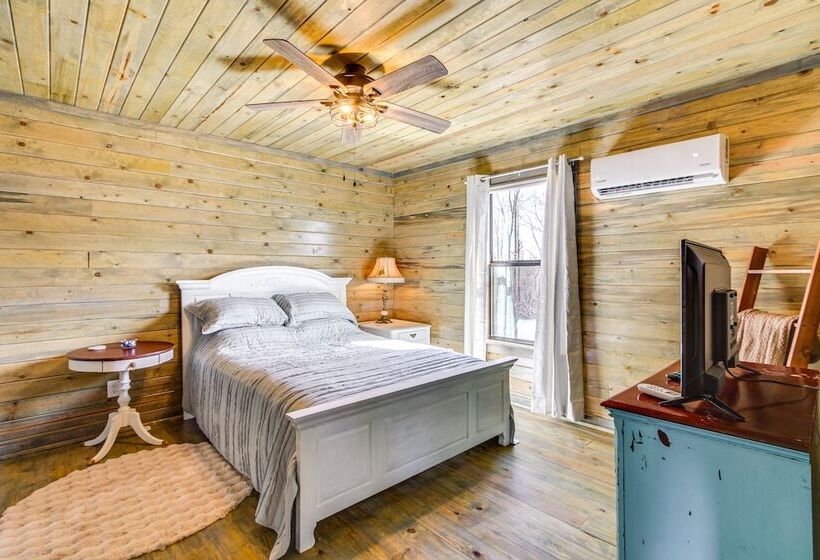 Cozy Mississippi Cabin W/ Covered Porch & Grill!