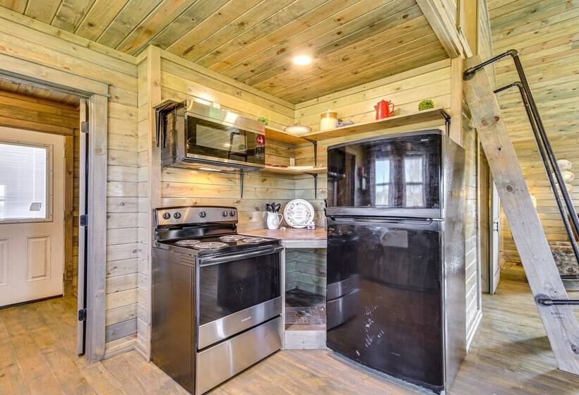 Cozy Mississippi Cabin W/ Covered Porch & Grill!