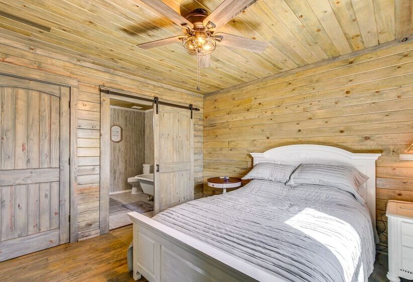 Cozy Mississippi Cabin W/ Covered Porch & Grill!