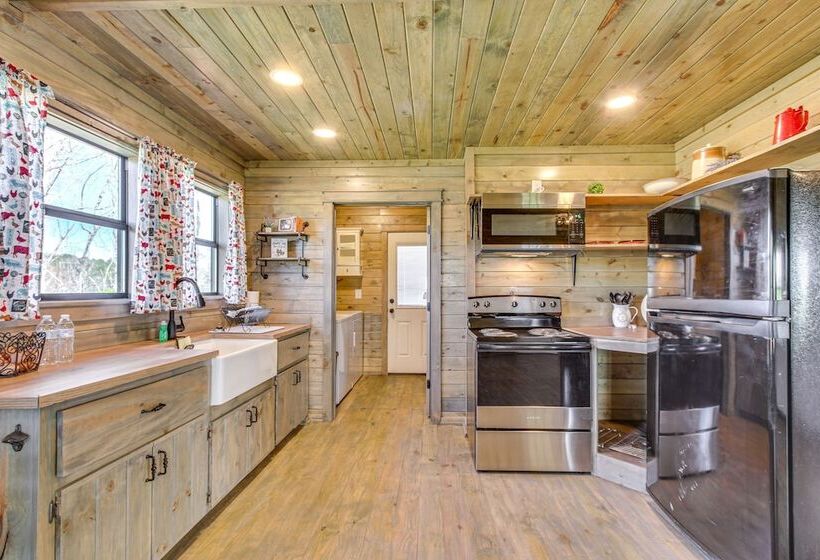 Cozy Mississippi Cabin W/ Covered Porch & Grill!