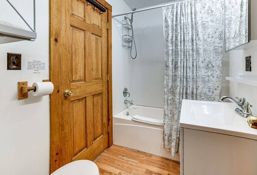 Cozy Roscoe Cabin W/ Fire Pit & Balcony!