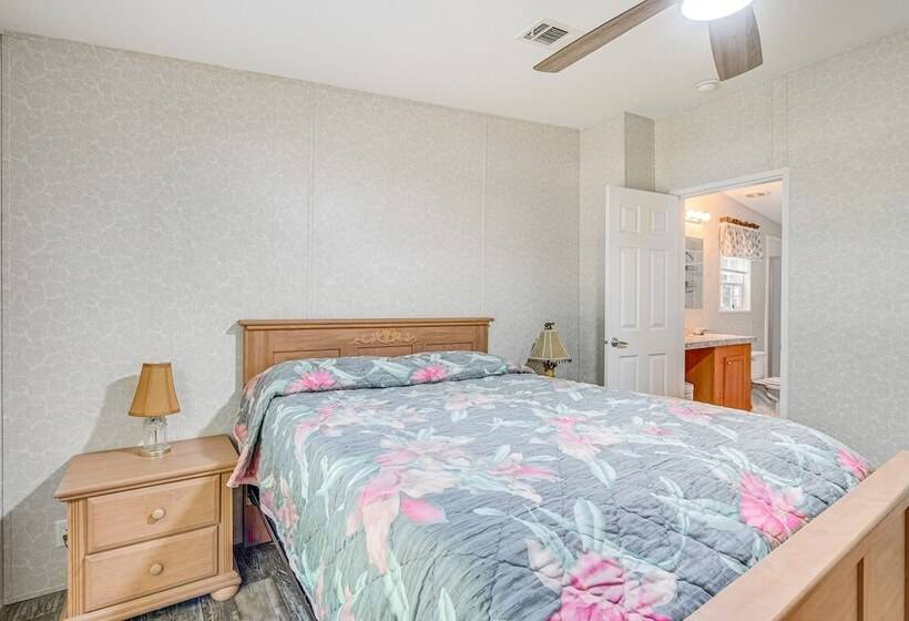 7 Mi To Crystal River: Home W/ Yard & Fire Pit!