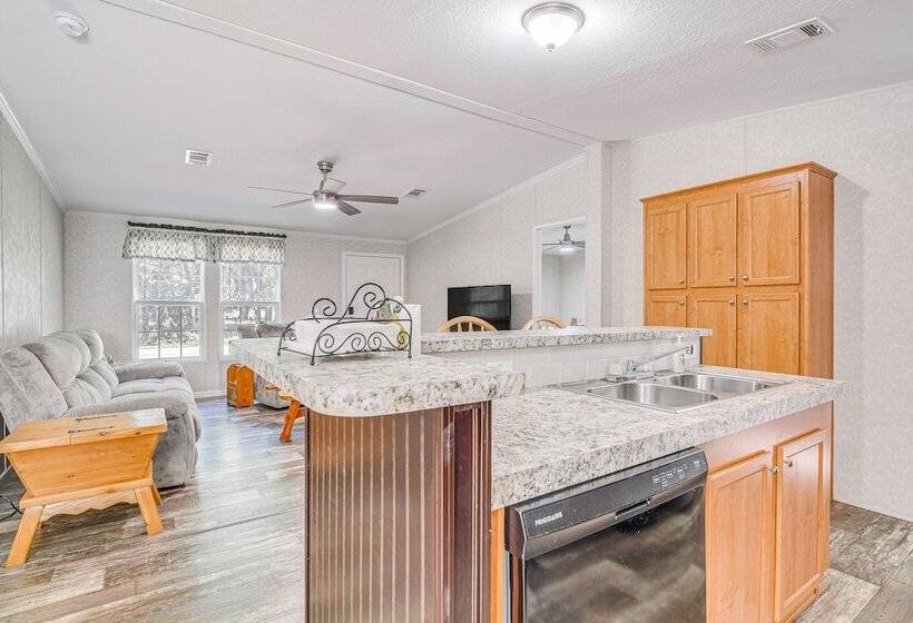 7 Mi To Crystal River: Home W/ Yard & Fire Pit!