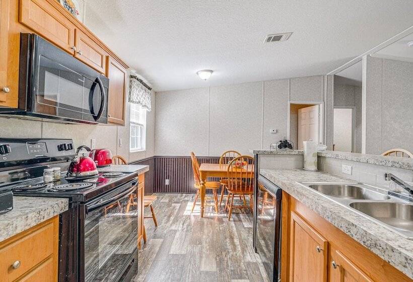 7 Mi To Crystal River: Home W/ Yard & Fire Pit!