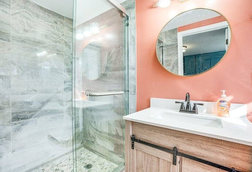 Eagleville Home W/ Porch, Near Valley Forge Casino