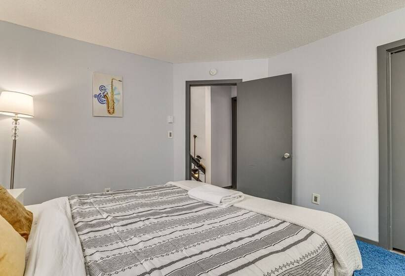 Hot Tub & Game Room: Poconos Home Near Hiking