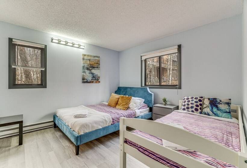 Hot Tub & Game Room: Poconos Home Near Hiking